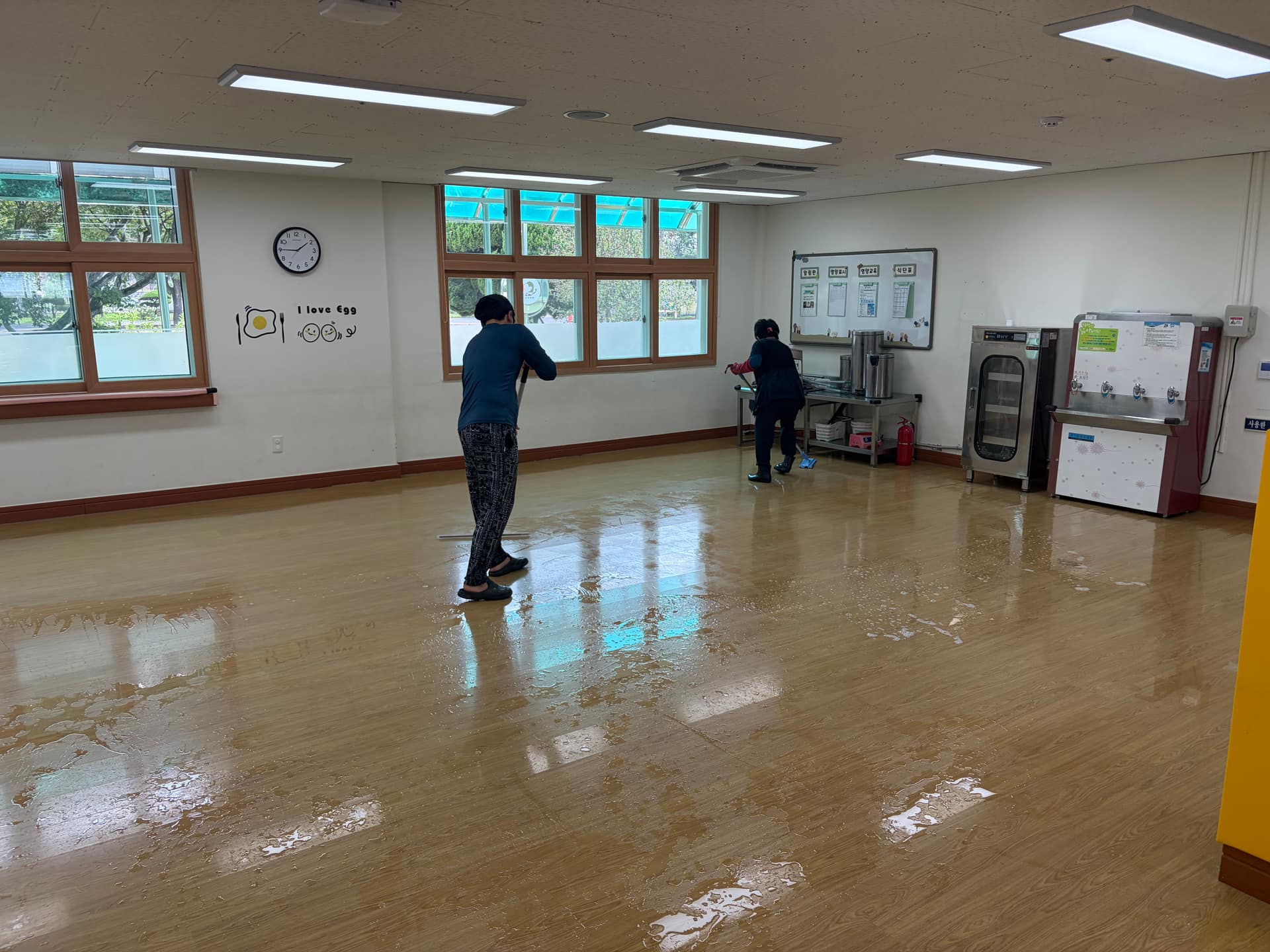 학교 교실 바닥 세척 작업 모습