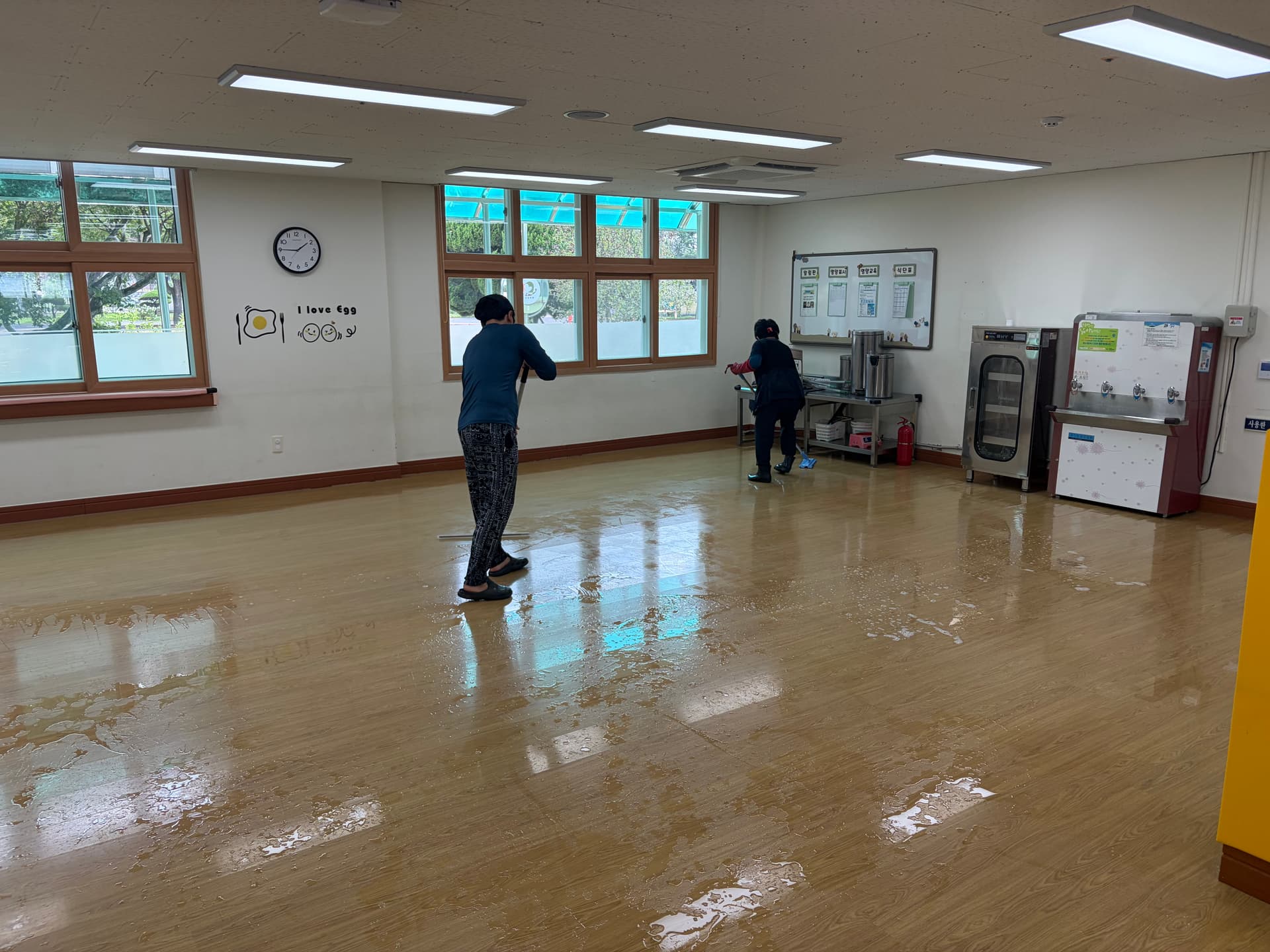 학교 교실 바닥 세척 작업 모습